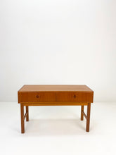 Load image into Gallery viewer, Teak Bijzettafel / Bijzetkastje
