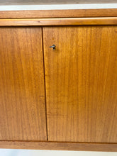 Load image into Gallery viewer, Zweedse Teak Wandkast / Boekenkast
