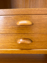 Load image into Gallery viewer, Zweedse Teak Wandkast / Boekenkast
