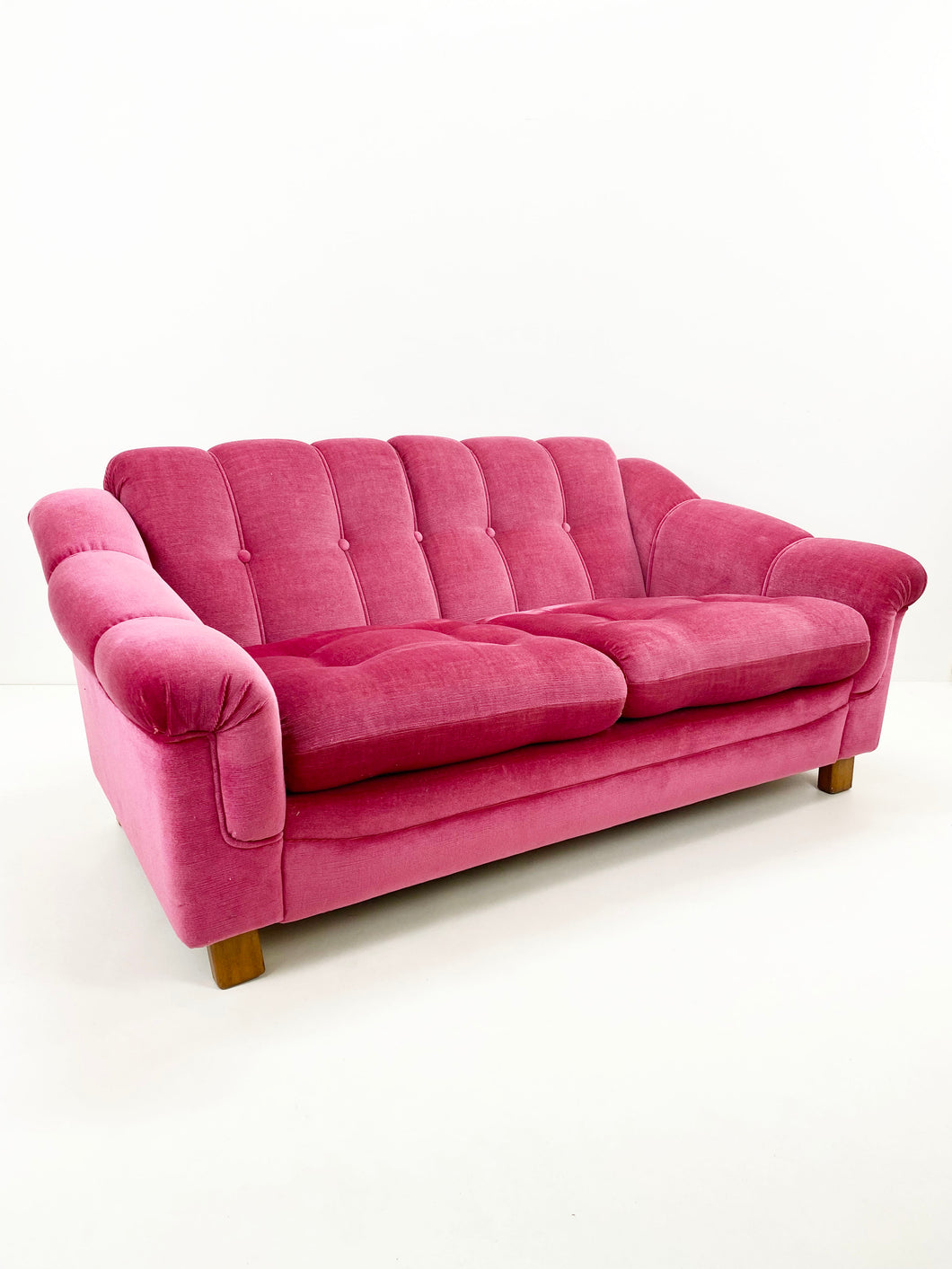 <transcy>Pink Mohair Sofa</transcy>