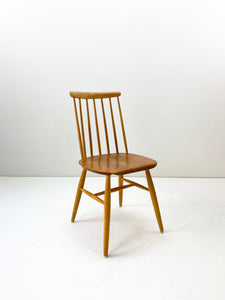 <transcy>Spindle Chair</transcy>
