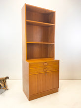 Afbeelding in Gallery-weergave laden, Smalle Teak Boekenkast / Wandkast uit Zweden
