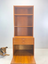 Afbeelding in Gallery-weergave laden, Smalle Teak Boekenkast / Wandkast uit Zweden
