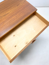 Afbeelding in Gallery-weergave laden, Smalle Teak Boekenkast / Wandkast uit Zweden
