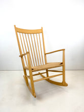 Load image into Gallery viewer, Hans J. Wegner J16 Vintage Schommelstoel
