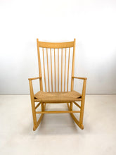 Load image into Gallery viewer, Hans J. Wegner J16 Vintage Schommelstoel
