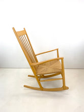 Load image into Gallery viewer, Hans J. Wegner J16 Vintage Schommelstoel
