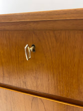 Load image into Gallery viewer, Hoge Mid-Century Teak Ladekast
